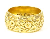 Lot 155 - An 18ct gold wedding ring