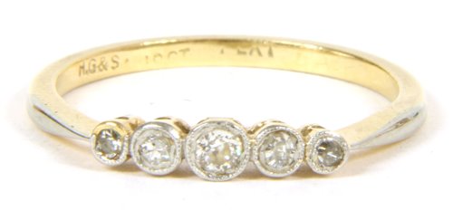 Lot 156 - A gold five stone graduated diamond ring