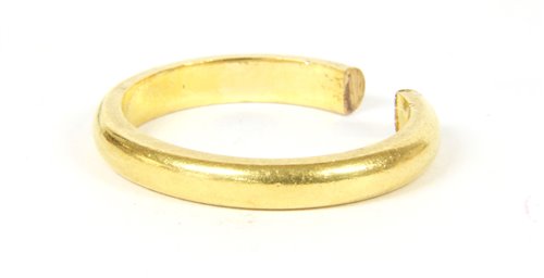 Lot 250 - A 22ct gold 'D' shaped wedding ring