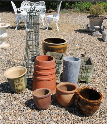 Lot 473 - A quantity of garden items