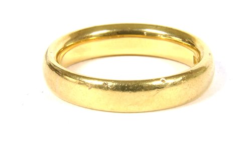 Lot 251 - A 22ct gold court wedding ring