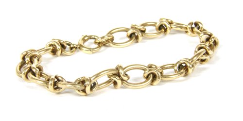 Lot 186 - A gold oval and kiss link bracelet