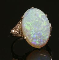 Lot 153 - An Art Deco single stone opal ring