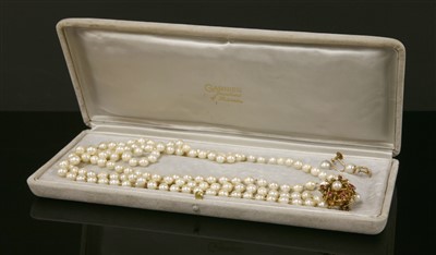 Lot 676 - A single row uniformed cultured pearl necklace