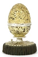 Lot 392 - A silver parcel gilt musical novelty egg