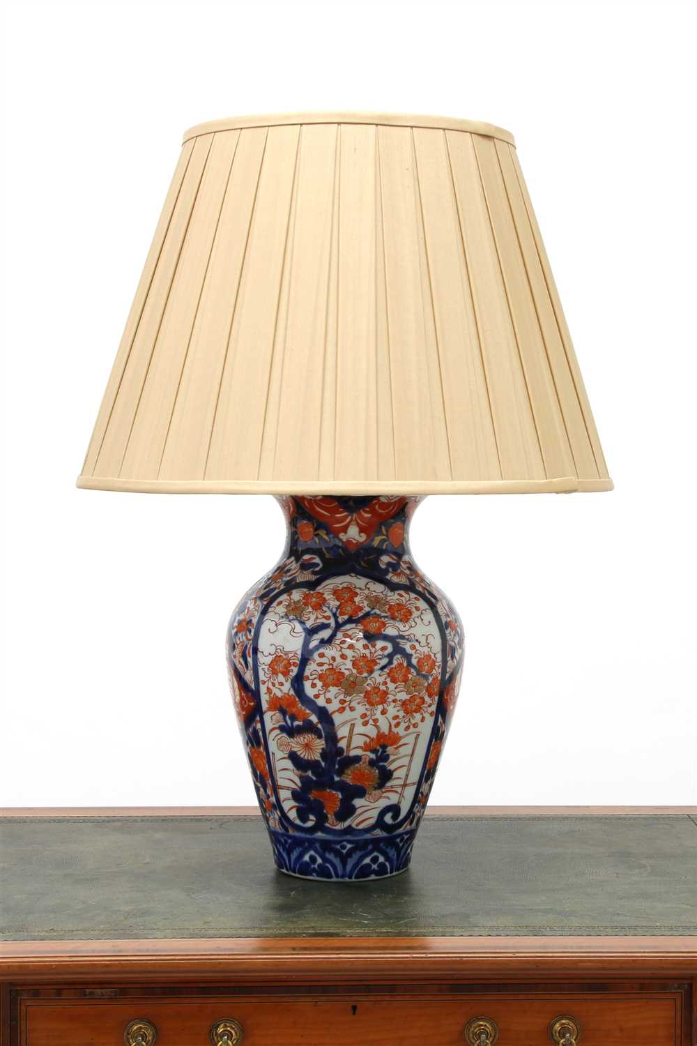 Lot 177 - An Imari vase table lamp