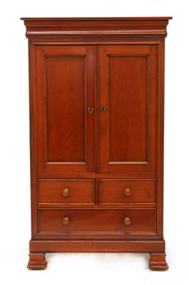 Lot 313 - A modern mahogany five drawer commode