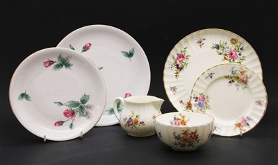 Lot 174 - A quantity of porcelain dinner wares