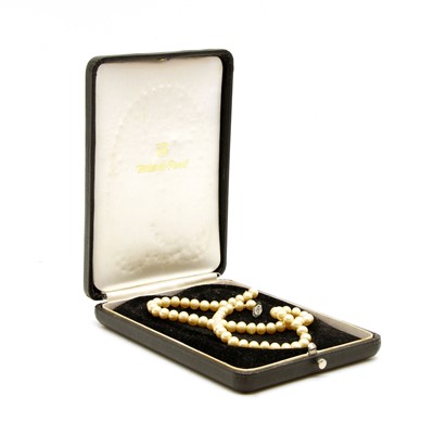 Lot 25 - A fitted cased for a single row cultured pearl necklace