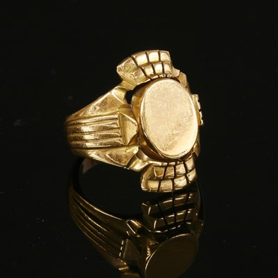 Lot 144 - A gentlemen's Continental gold signet ring