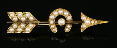 Lot 81 - A late Victorian gold and split pearl arrow and horseshoe brooch