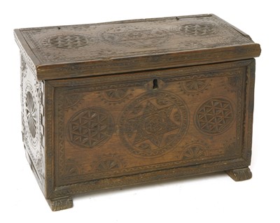 Lot 693 - An oak box