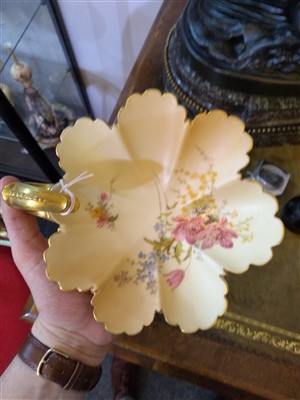 Lot 280 - A pair of Royal Worcester blush ivory cabinet plates