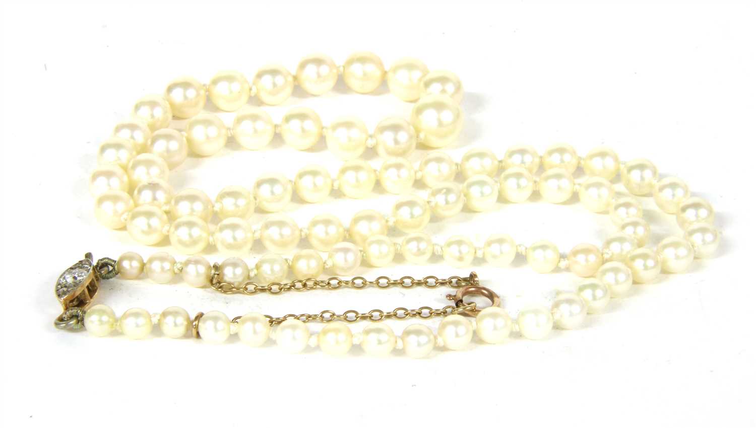 Lot 5 - A single row graduated cultured pearl necklace