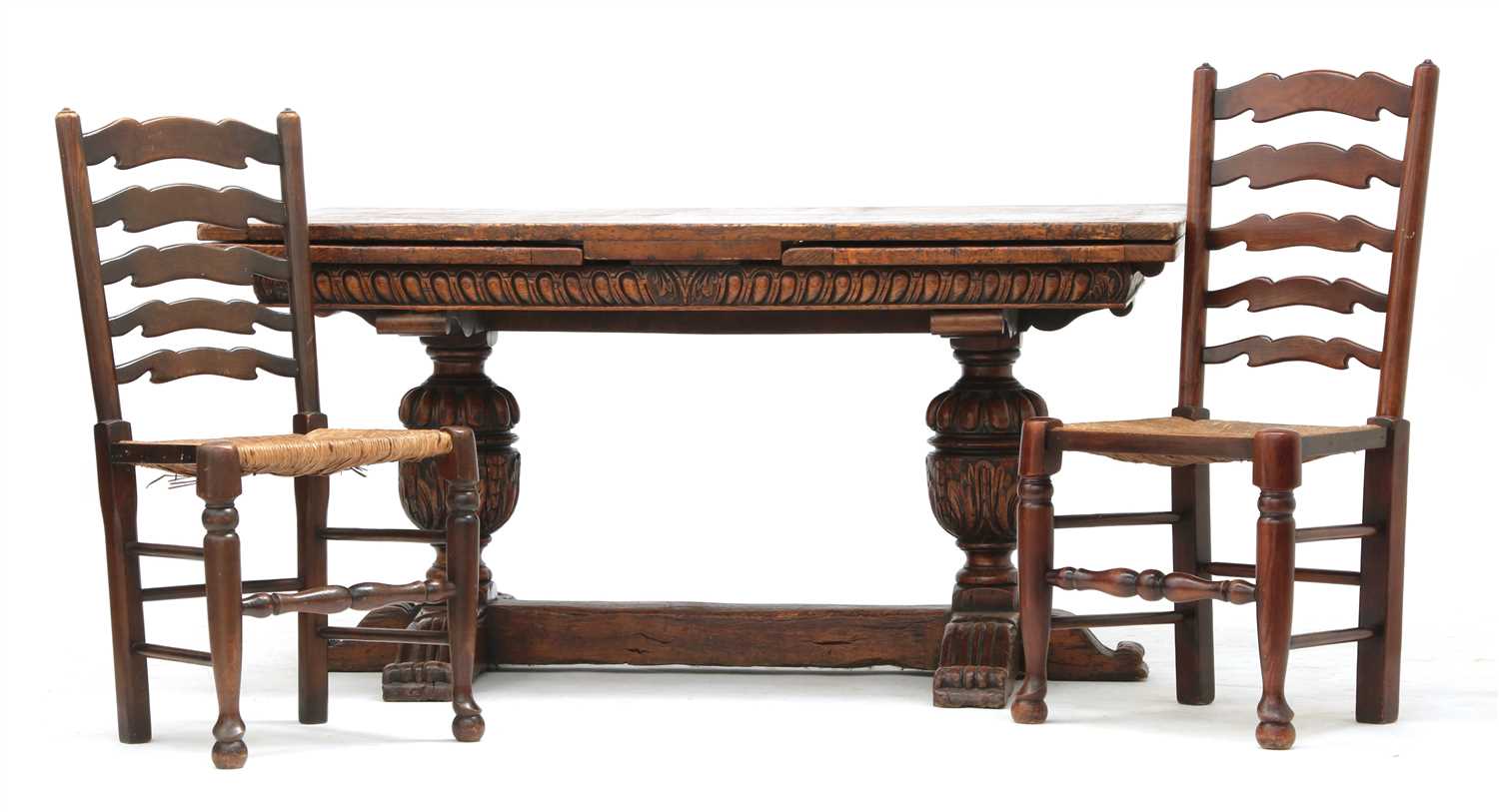 Lot 179 - An oak draw-leaf dining table