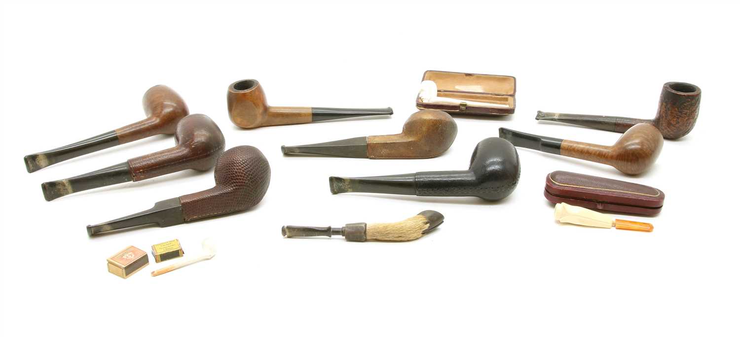 Lot 86 - A box of old tobacco pipes