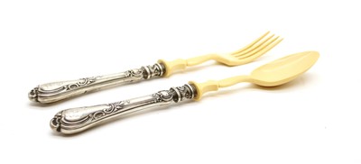 Lot 42 - A set of twelve silver teaspoons and tongs