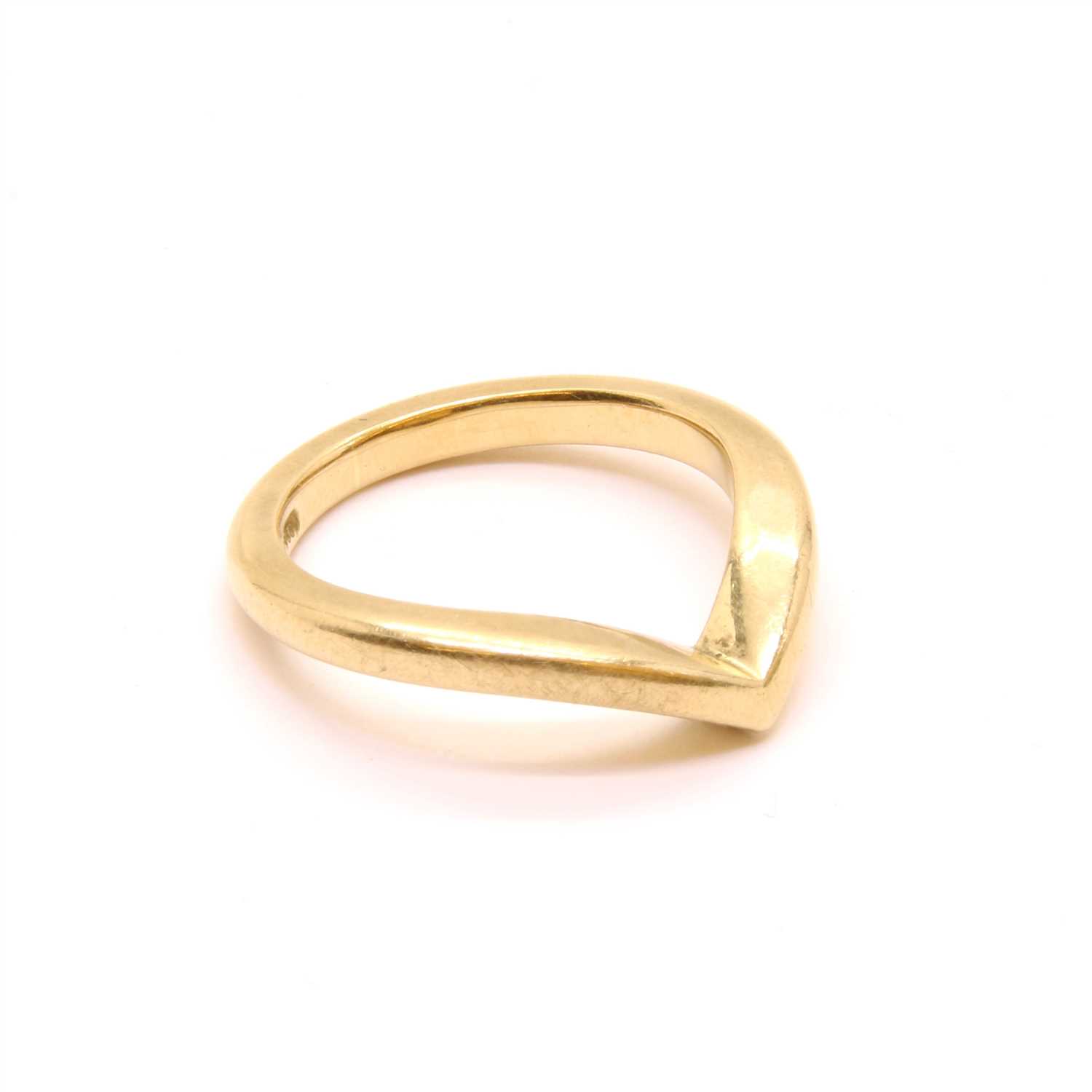 Lot 21 - A gold half wishbone ring