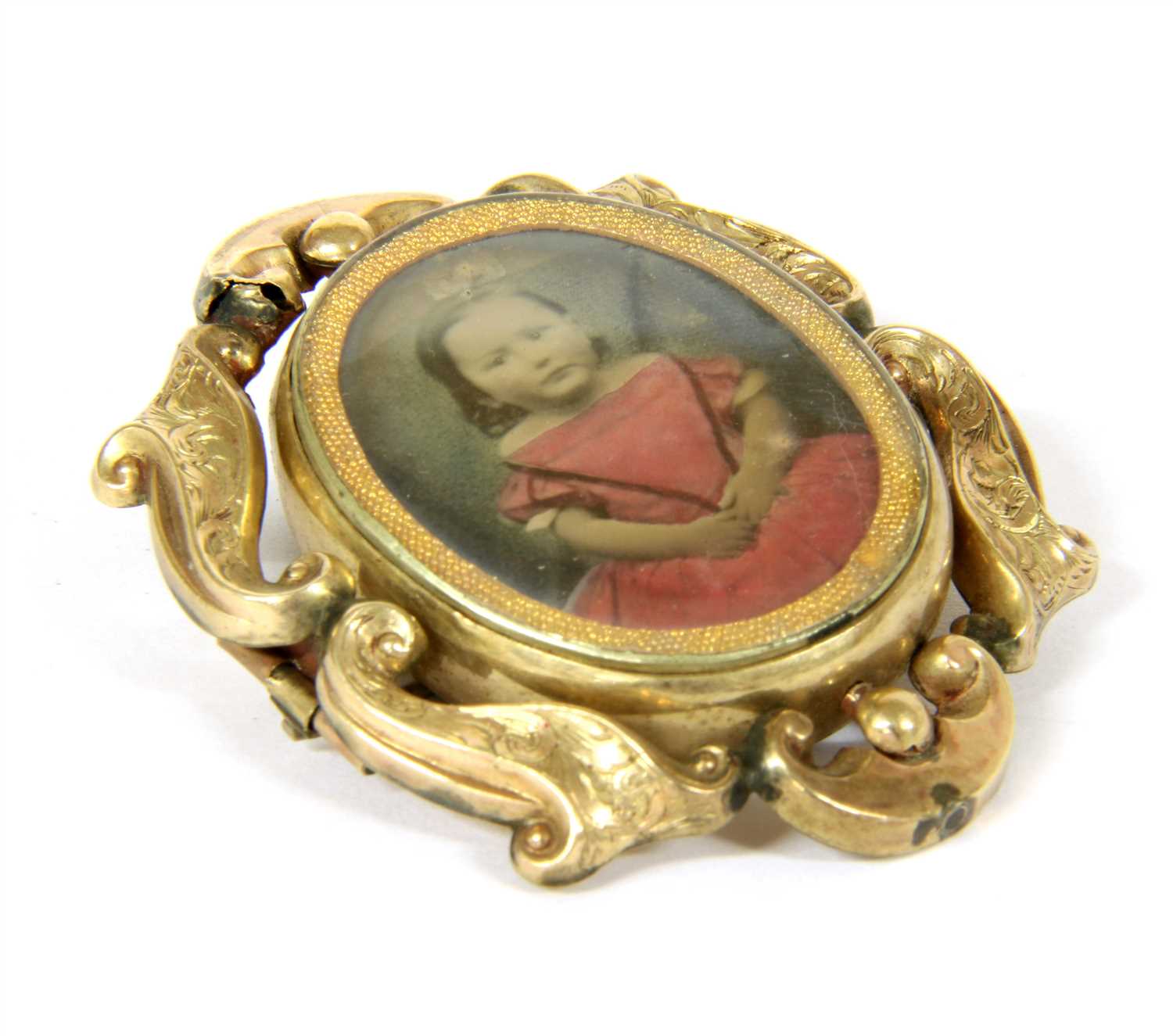 Lot 21 - A Victorian gold photo locket