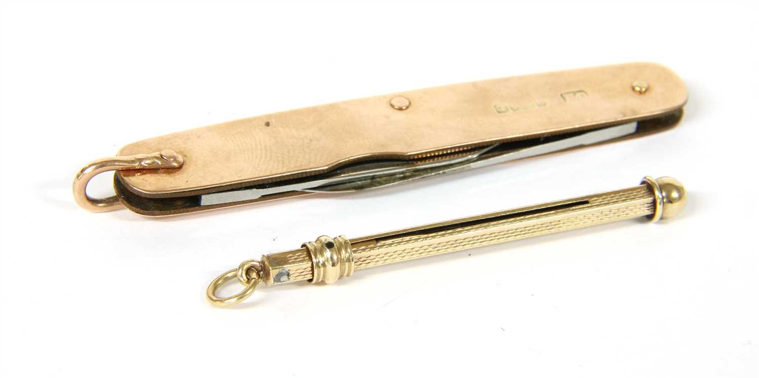 Lot 17 - A 9ct gold penknife