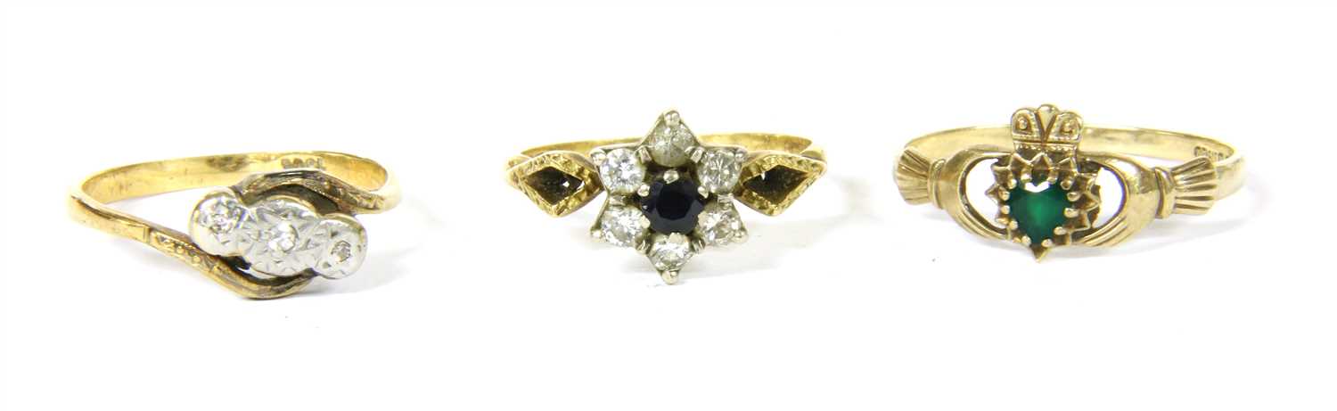 Lot 16 - An 18ct gold sapphire and diamond cluster ring