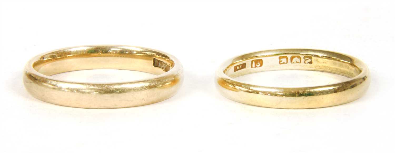 Lot 6 - An 18ct gold wedding ring