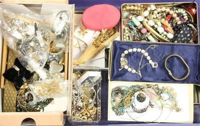 Lot 31 - A large collection of costume jewellery