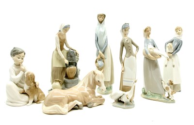Lot 174 - A collection of Lladro figures