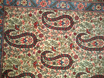 Lot 460 - An hand knotted Persian rug