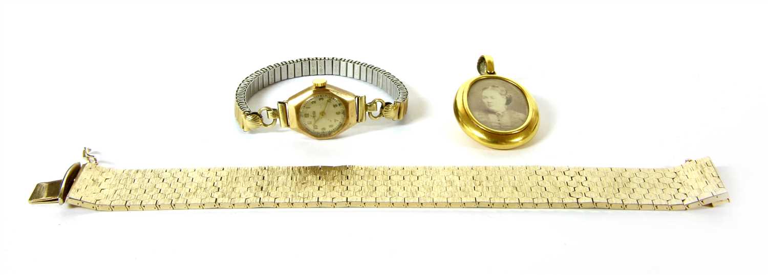 Lot 4 - A ladies 9ct gold bracelet watch