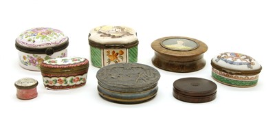 Lot 55 - A group of snuff boxes and patch boxes