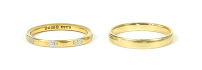 Lot 18 - A 22ct gold and platinum wedding band