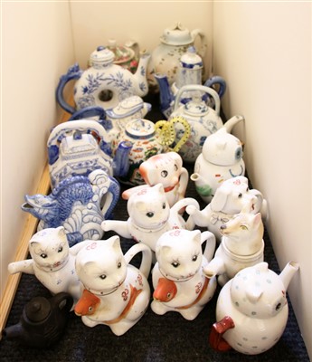 Lot 193 - A quantity of Chinese teapots