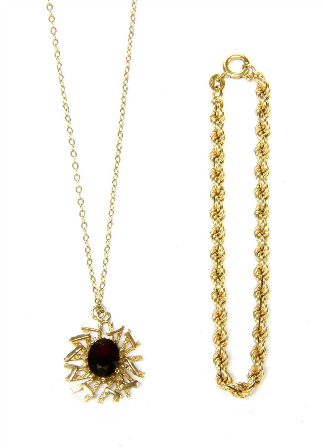 Lot 10 - A 9ct gold single stone garnet pendant