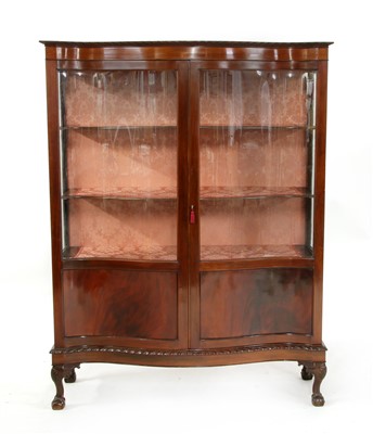 Lot 335 - An Edwardian serpentine fronted display cabinet