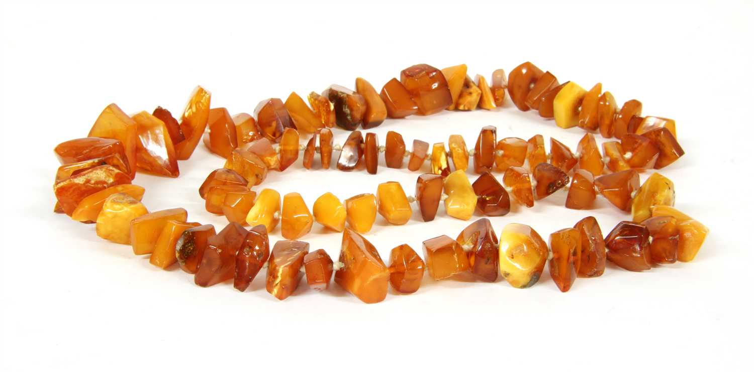 Lot 27 - A butterscotch and yellow amber shard necklace