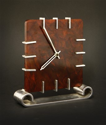 Lot 90 - An Art Deco chrome and phenolic Bakelite desk clock