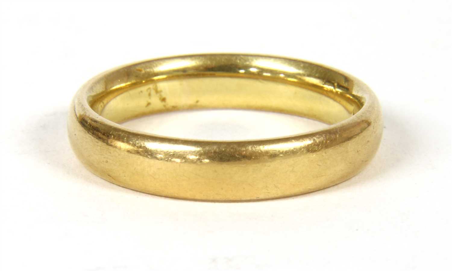 Lot 3 - A 22ct gold wedding band
