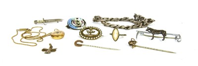 Lot 9 - An assortment of jewellery
