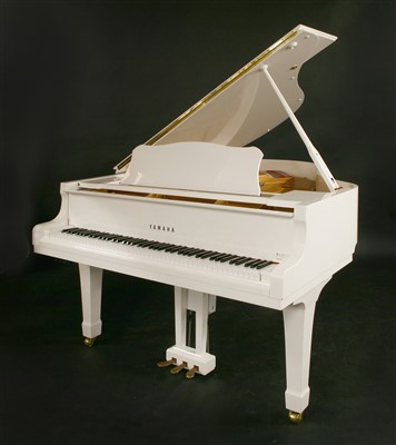 Lot 527 - A Yamaha model C2 grand piano