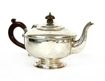 Lot 104 - An early 20th century silver teapot