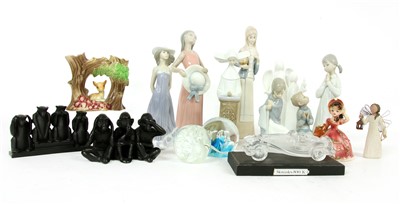 Lot 214 - A collection of decorative figures