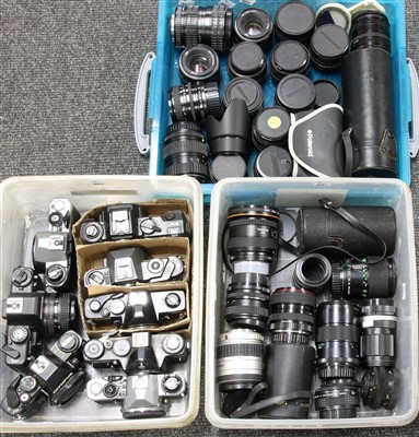 Lot 169 - A collection of cameras and lenses