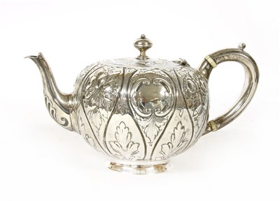 Lot 94 - An Edwardian silver teapot