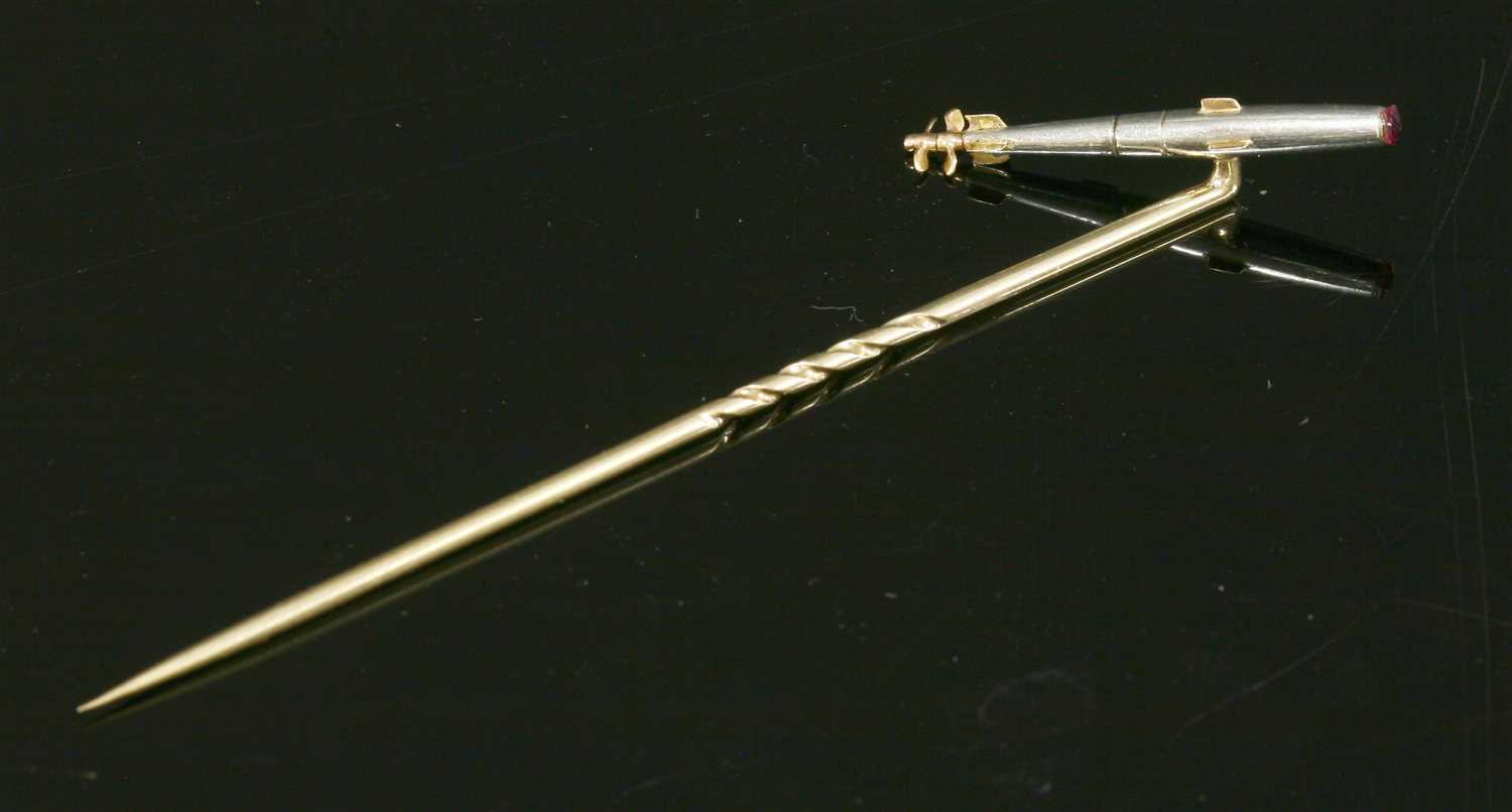 Lot 130 - A platinum and gold torpedo form stick pin