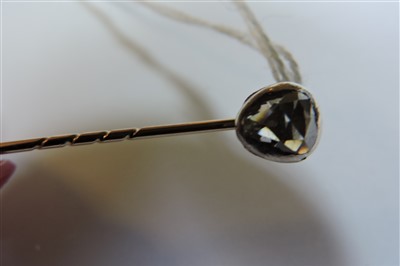 Lot 138 - A single stone diamond stick pin
