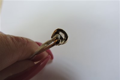 Lot 138 - A single stone diamond stick pin