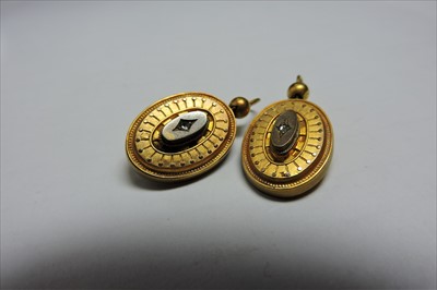 Lot 34 - A Victorian gold oval hinged locket