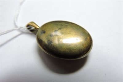 Lot 34 - A Victorian gold oval hinged locket