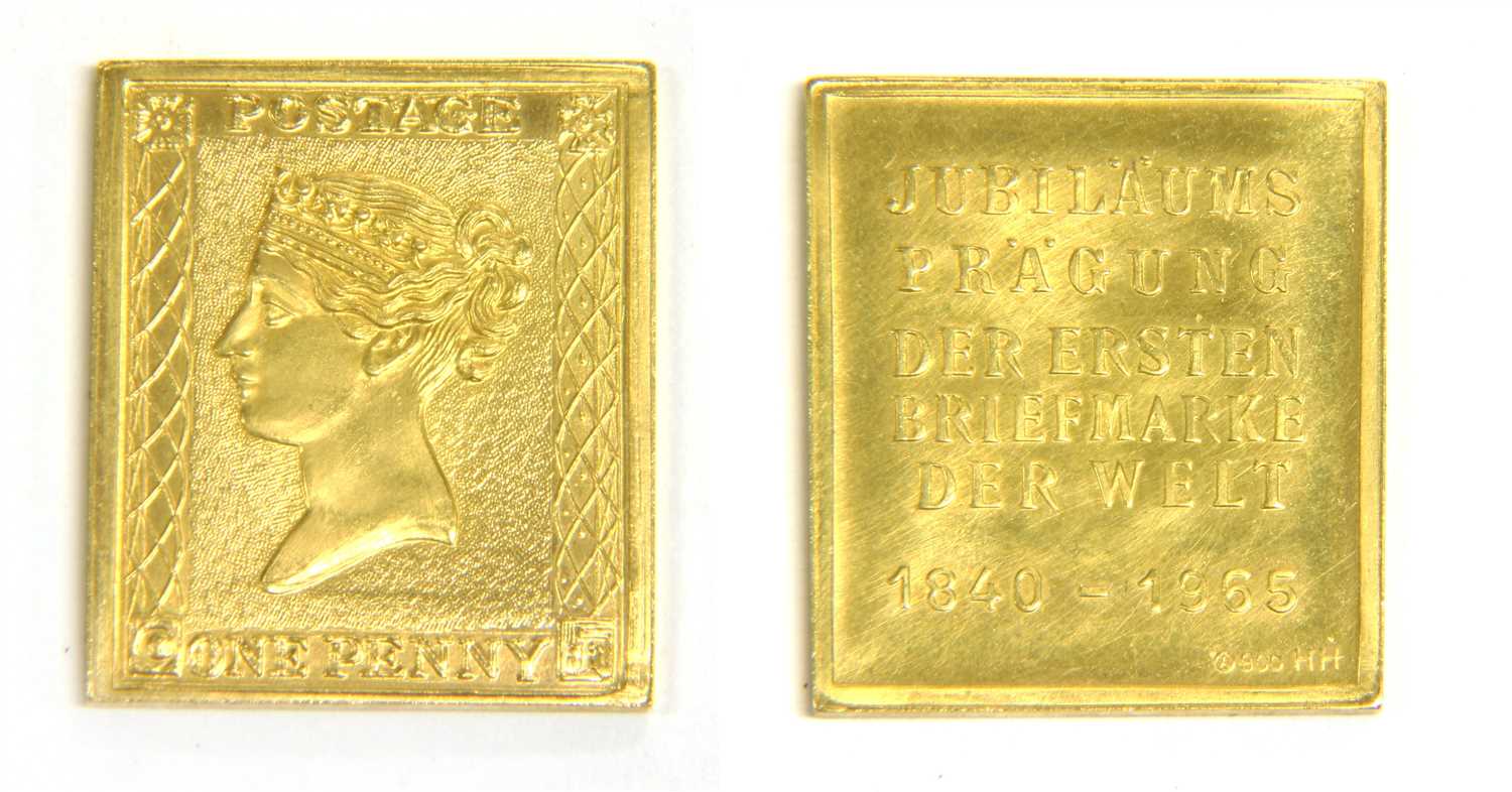 Lot 41 - A commemorative gold 'Penny Black' replica medallion